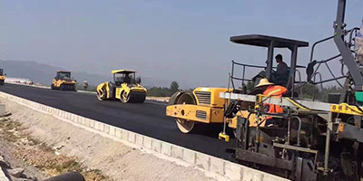 高速延长线铺装现场