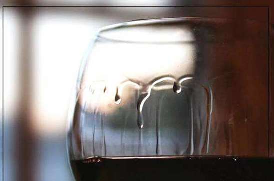 矿泉水会挂杯吗？