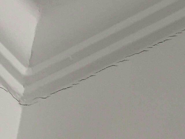 【航源装饰材料】分享：客厅吊顶石膏线没过多久就开裂，仔细检查发现了，问题出在粘贴处