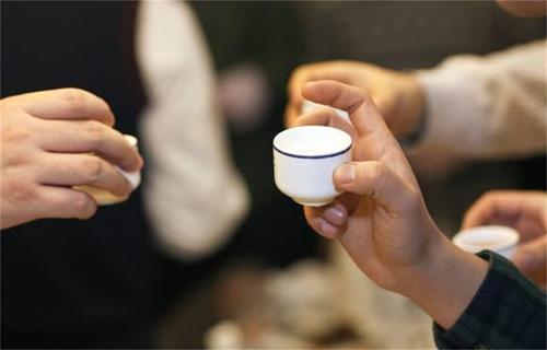 啤酒和白酒一起喝容易醉？两者一起喝还有什么危害？