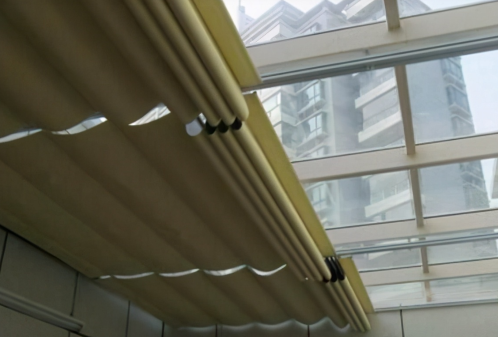 【陜西博誠窗飾】分享：天氣越來越熱了，封露臺做了玻璃頂陽光房，不裝遮陽傘等于白做了
