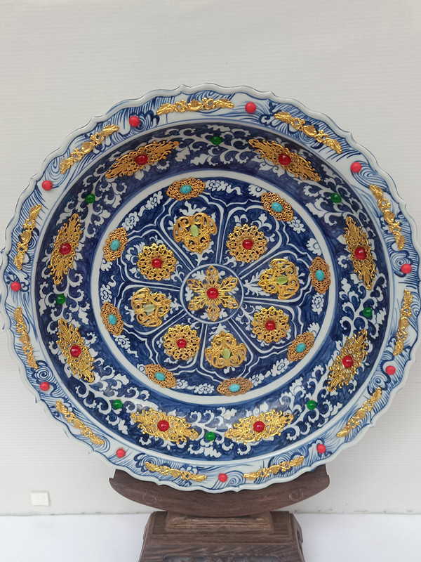 元代青花瓷缠枝花卉纹扣金嵌宝葵口大盘
