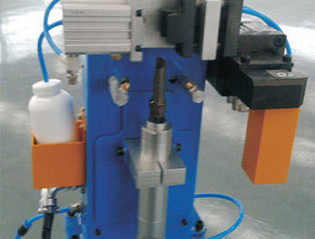 清枪剪丝装置
