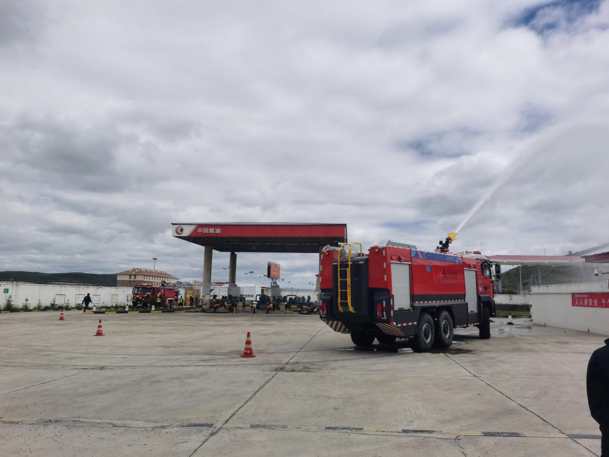 紅原機場圍繞“安全生產月”活動，聯合駐場單位開展消防應急演練