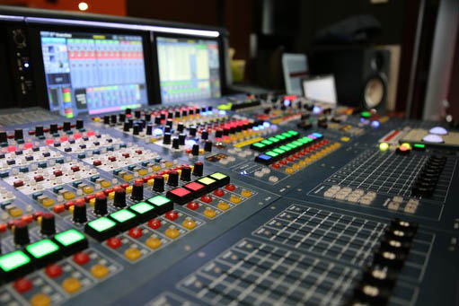 【永佳音响】分享：揭秘专业音响舞台灯光设备：让舞台熠熠生辉的“魔法装备”